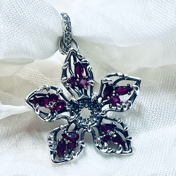 👹 NWOT Stranger Things Demogorgon Charm ⚡ - Picture 1 of 15